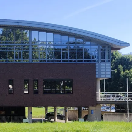 Warmtewerende folie toegepast op volledige glasgevel van bedrijfspand H-Vest