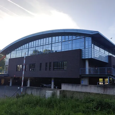Kantoorgebouw H-Vest met grote glaspartijen voorzien van zonwerende raamfolie