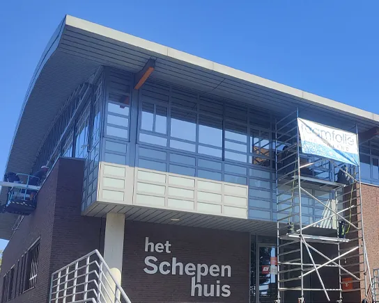 Zonwerende raamfolie gemonteerd op glazen gevel van H-Vest kantoor door Raamfolie Nederland