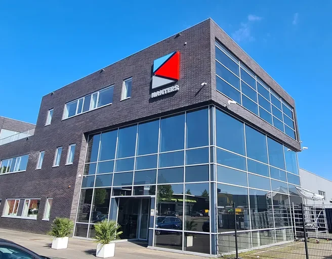 Zonwerende raamfolie op glasgevel van bedrijfspand voor minder zonnewarmte