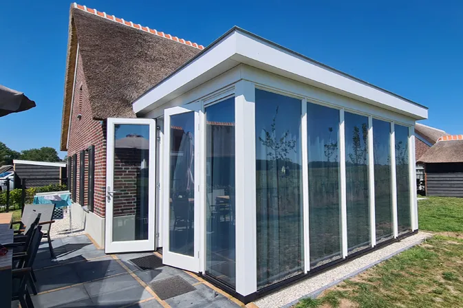 Verduisterende raamfolie voor minder zonlicht en meer privacy in huis