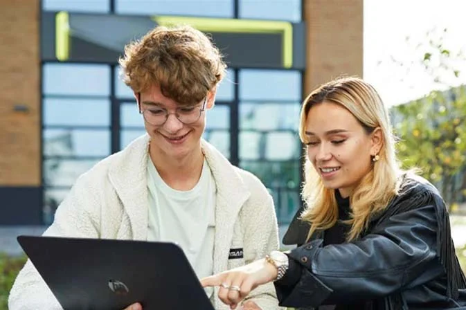 Leerlingen bij onderwijsinstelling met zonwerende raamfolie tegen hinderlijk licht