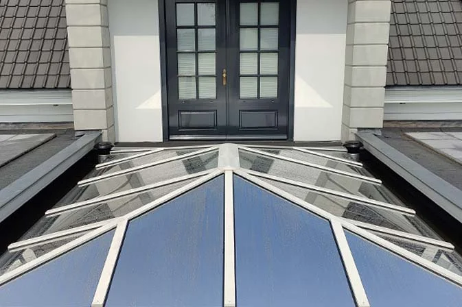 Lichtstraat met zonwerende folie aan buitenzijde woning