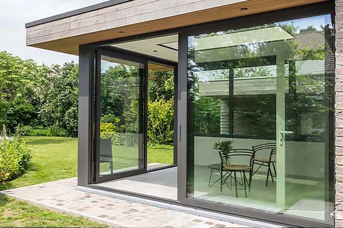 Raamfolie op woning om zonnewarmte tegen te houden en koelte te behouden