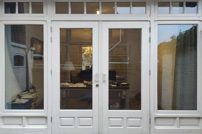 Isolerende raamfolie op glazen achterdeur van een particuliere woning