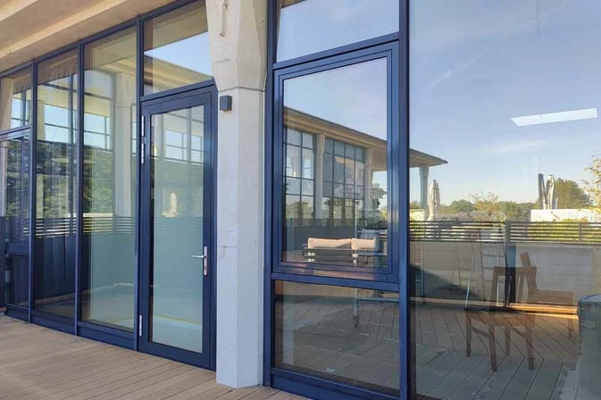 Warmtewerende raamfolie op kantoorramen voor minder zonnewarmte en meer comfort