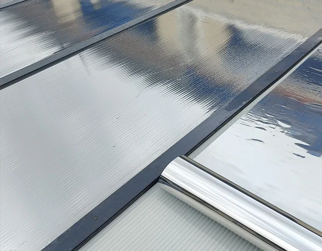 Zonwerende folie op polycarbonaat lichtstraat voor temperatuurbeheersing
