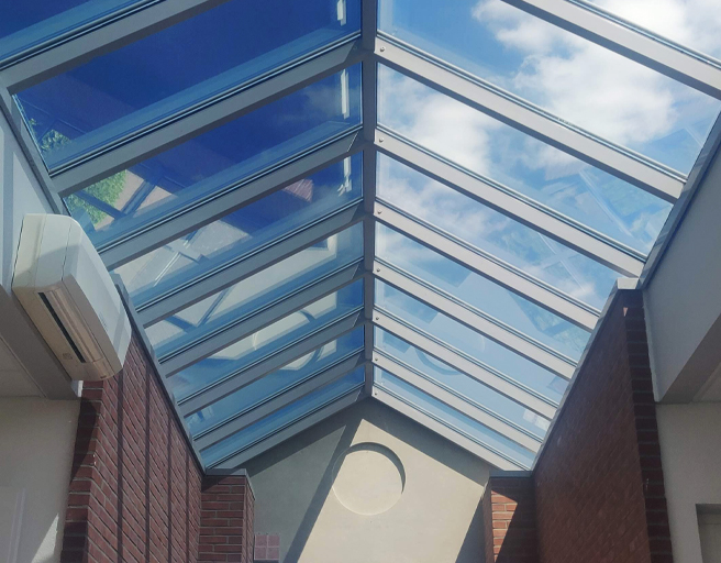 Zonwerende folie op lichtstraat voor stabiel binnenklimaat