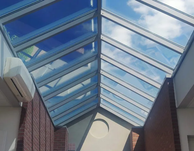 Zonwerende folie op lichtstraat voor stabiel binnenklimaat