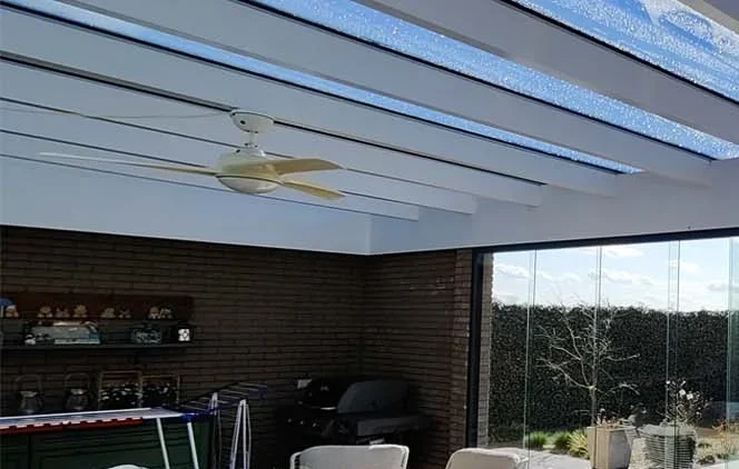 Zonwerende folie voor serres en schuifpuien tegen hitte en inkijk.