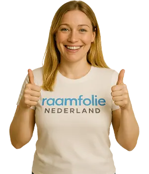 Tevreden klant met Raamfolie Nederland shirt geeft duimen omhoog – kwaliteit en service voorop