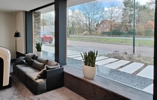 Zonwerende raamfolie in slaapkamer en woonkamer voor meer comfort en privacy in huis.