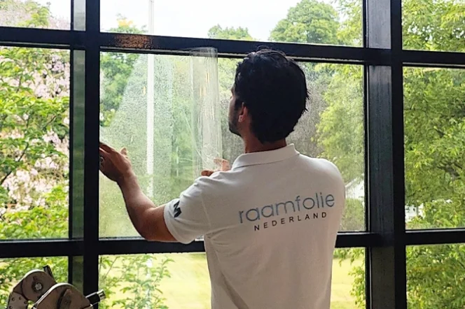 Inbraakwerende folie op ramen voor extra veiligheid en bescherming.