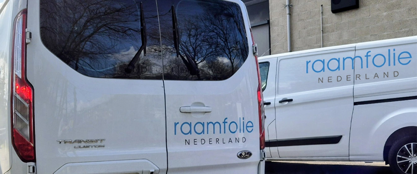 Bedrijfswagens van Raamfolie Nederland bij locatie voor zakelijke en particuliere montage