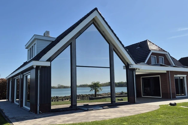 Vrijstaande villa met hoge ramen voorzien van spiegelende raamfolie van Raamfolie Nederland