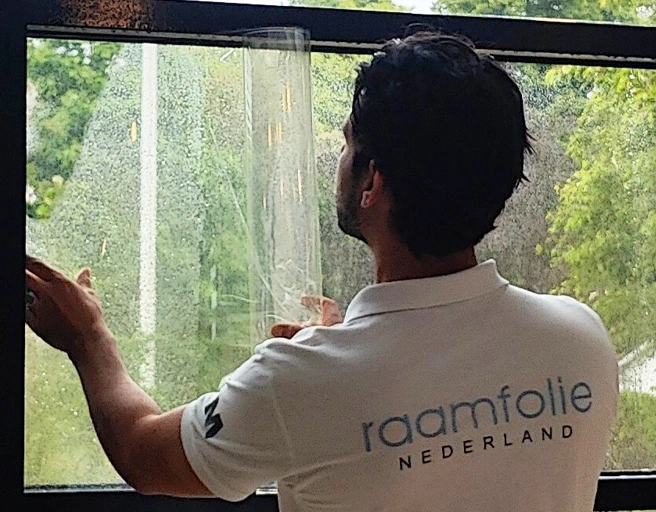 Raamfolie expert plaatst veiligheidsfolie op bestaand glas